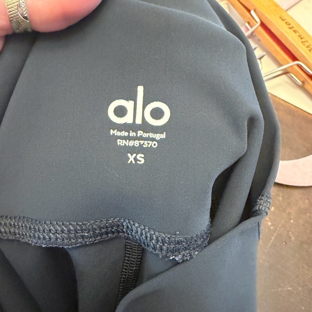 ALO Yoga Leggings - Picture 5 of 7